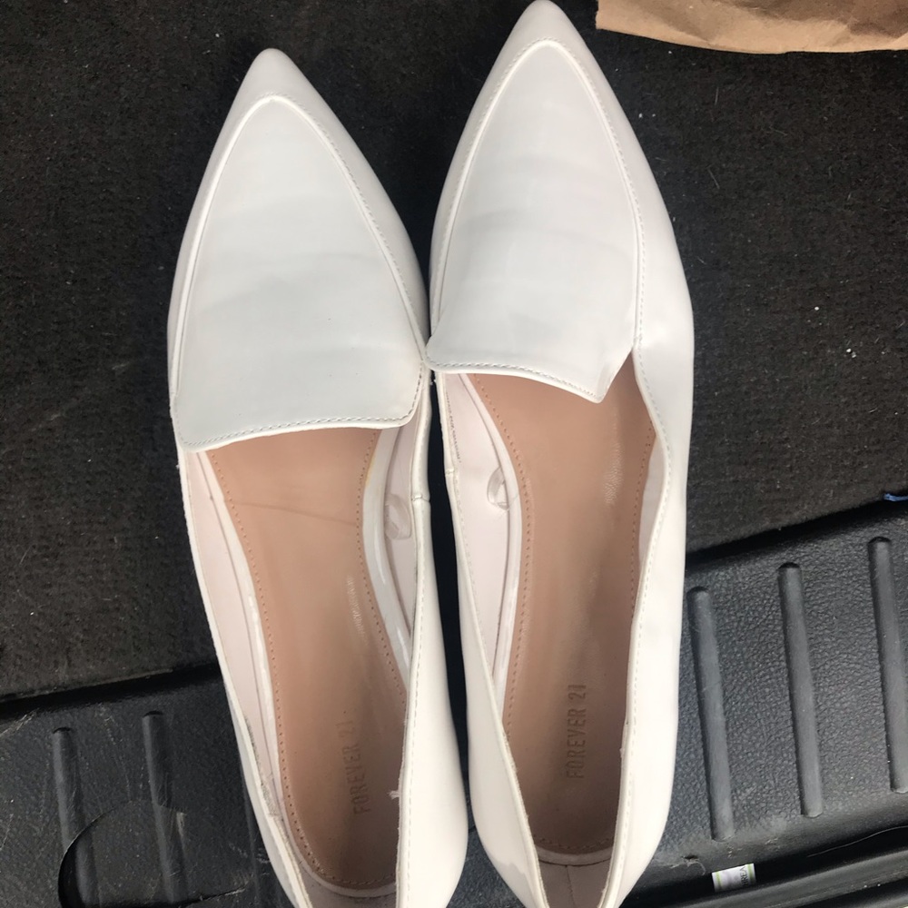 BRAND NEW NEVER WORN!!!!!! White flats